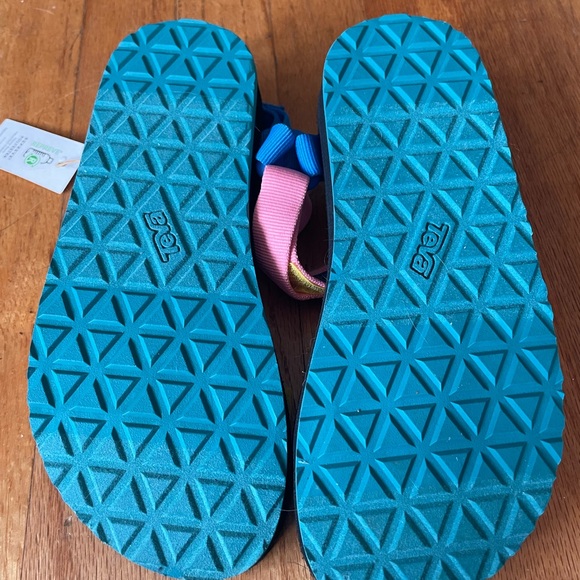 New with tags - Original Style Teva Kids Size 4 - Picture 3 of 3